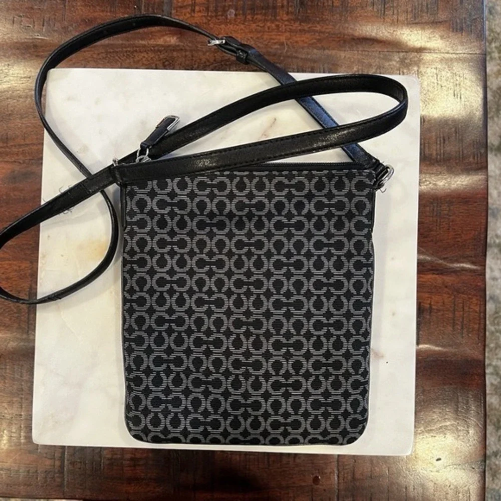 Coach Madison‎ Art Needlepoint Swingpack signature jacquard fabric leather trim.